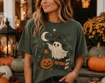 ハロウィンの幽霊魔女、ヴィンテージハロウィンアート、コテージコアの幽霊、カボチャのランタンの幽霊、不気味な本の山、秋の幽霊アート