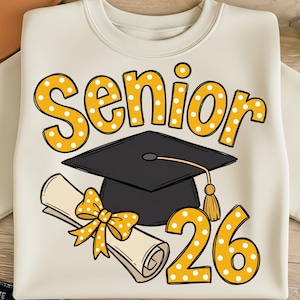 Könnte beinhalten: Eine weiße Keramik-Tasse mit schwarzem Henkel und dem Text "But First, Coffee" in schwarzer, fetter Schrift. Die Tasse steht auf einer Holzoberfläche.