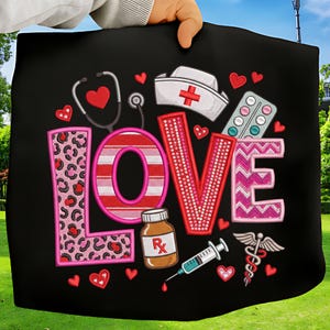 Puede incluir: Bolso tote negro con la palabra "LOVE" en un diseño colorido con elementos médicos. La letra "L" tiene un estampado de leopardo, la "O" tiene rayas rojas y blancas, y la "V" está cubierta de puntos rojos. Incluye un estetoscopio, gorro de enfermera, pastillas y corazones.