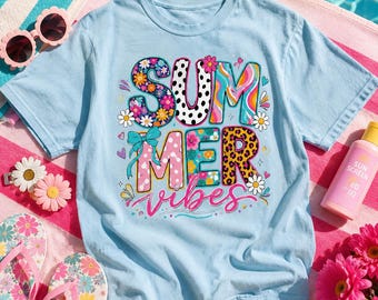 夏の雰囲気PNG、花柄の夏の引用句、レトロな夏のグラフィック、プレッピーな夏のデザイン、カラフルな花柄アート、ガーリーな夏の雰囲気