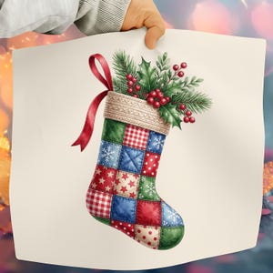 Peut inclure: Une chaussette de Noël colorée avec un motif patchwork. La chaussette présente des carrés de tissu rouge, vert, bleu et blanc, décorés de flocons de neige, d'étoiles et de pois. Elle est remplie de houx, de baies et de branches de pin, et a un ruban rouge.