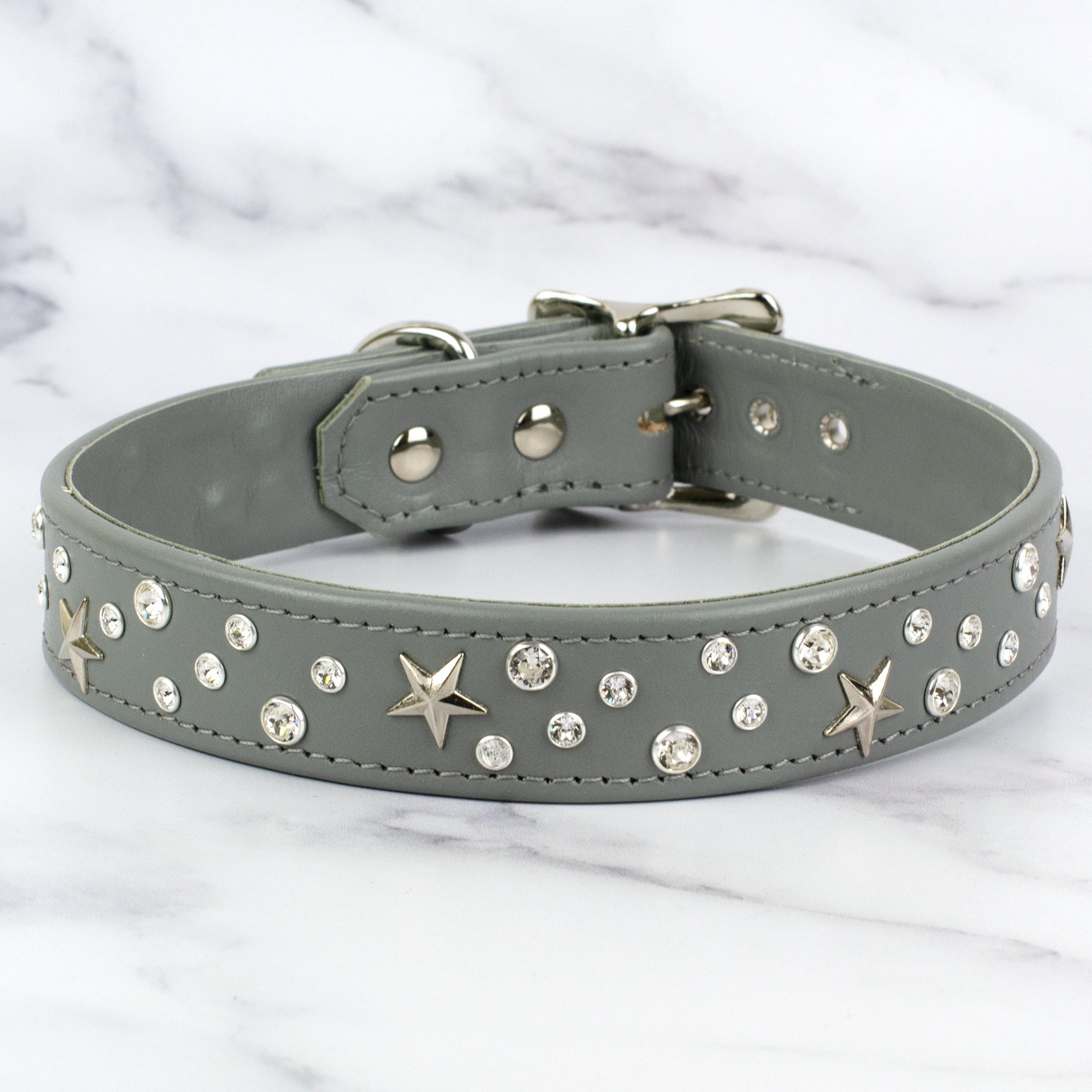 Белый ошейник со стразами. Ошейник со стразами для собак. Ошейник кожаный для собак со стразами. Ошейник для животных со стразами. Ошейник orion collar.