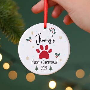 Presente personalizado da bugiganga de Natal para cães | Ornamento da decoração da árvore do Xmas de <br> Entrega Rápida? Presente de lembrança de cachorro | Impressão de pata - primeira bugiganga de Natal do cachorrinho