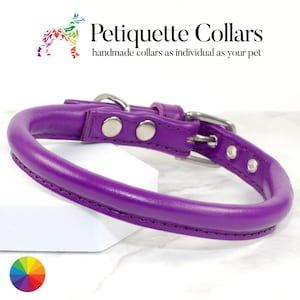 Puede incluir: Un collar para perros de color p&uacute;rpura vibrante con un dise&ntilde;o redondeado. El collar presenta herrajes plateados, que incluyen una hebilla y remaches. El texto "Petiquette Collars" se muestra encima del collar, con el lema "handmade collars as individual as your pet."