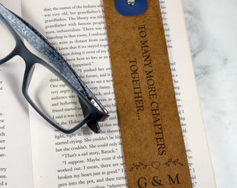 Marcapáginas de cuero personalizado para aniversario: ¡Por muchos capítulos más juntos! Regalo ideal para amantes de los libros.
