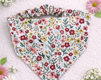 Instapbandana voor huisdieren met donkere bloemen