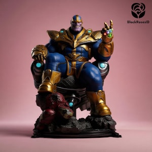 Pode incluir: Uma estatueta detalhada de Thanos, um personagem de pele roxa, sentado em um trono. Ele usa uma armadura azul e dourada e tem a Manopla do Infinito na mão. A base apresenta uma figura vermelha derrotada. O fundo é rosa liso.