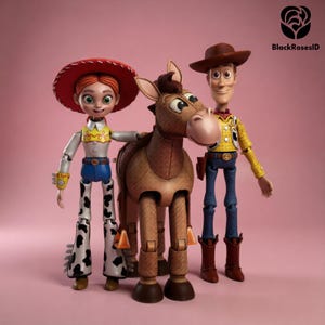 Pu&ograve; includere: Tre action figure articolate dei personaggi del film d'animazione Toy Story. Jessie, con cappello rosso e abito da cowgirl, &egrave; accanto a una figura di asino marrone. Woody, con cappello da cowboy e camicia gialla, &egrave; a destra.