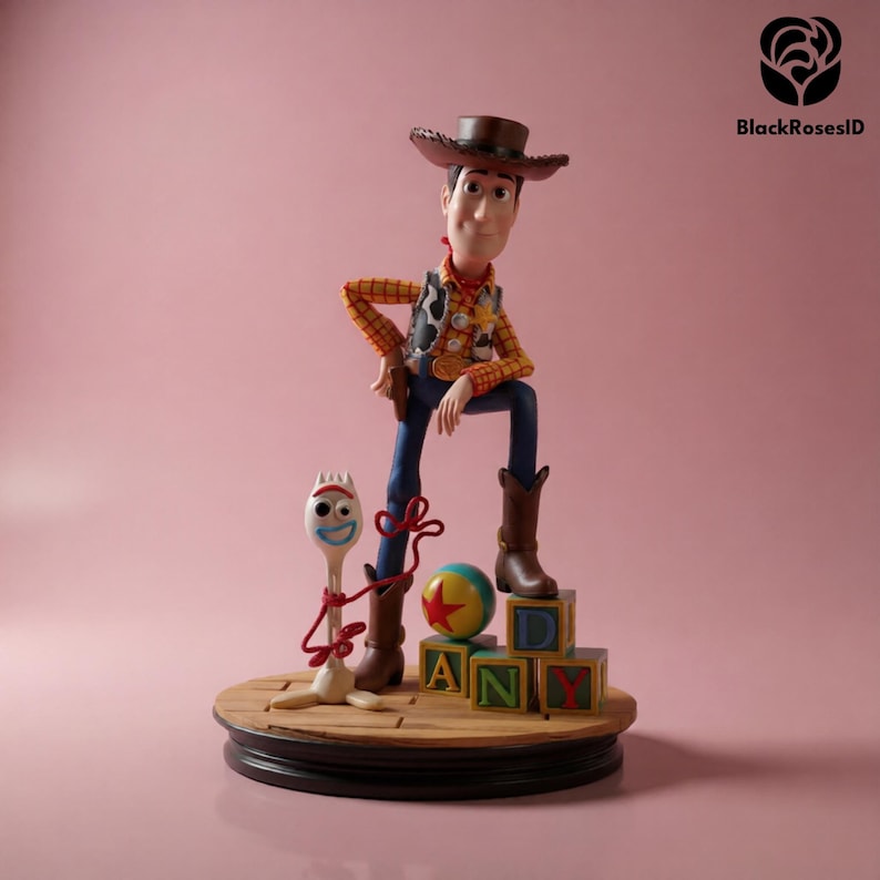K&ouml;nnte beinhalten: Detaillierte Figur von Woody aus Toy Story, mit Cowboyhut, Weste und Stiefeln, stehend auf einem Holzsockel. Daneben eine Forky-Figur, ein Ball und Bl&ouml;cke mit der Aufschrift "ANDY". Der Hintergrund ist einfarbig rosa.