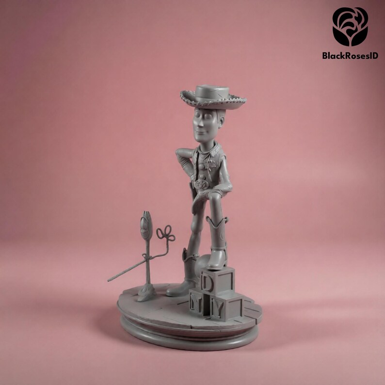 K&ouml;nnte beinhalten: Graue Figur eines Cowboy-Charakters, der einen Hut und Stiefel tr&auml;gt und auf einer Basis mit Spielzeugbl&ouml;cken steht. Ein Mikrofon und eine Blume befinden sich ebenfalls auf der Basis. Der Hintergrund ist einfarbig rosa.