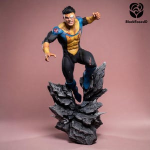 Könnte beinhalten: Eine detaillierte Invincible-Actionfigur in dynamischer Sprungpose, bekleidet mit einem blau-gelben Anzug mit Kampfspuren, stehend auf einem gezackten, dunkelgrauen Felssockel. Die Figur hat eine weiße Augenklappe und sichtbare Abnutzungen.