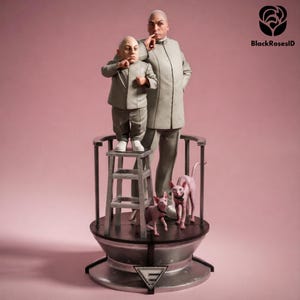 Pode incluir: Um conjunto de figuras detalhadas com duas figuras em fatos cinzentos a condizer, uma em pé num pequeno banco. Dois gatos cor-de-rosa sem pêlo estão por perto. As figuras e os gatos estão numa plataforma circular com uma base metálica, sobre um fundo rosa.