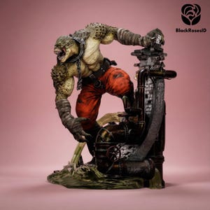 Puede incluir: Una figura detallada de una criatura humanoide reptiliana con piel verde texturizada, que viste pantalones naranjas y un collar de metal con cadena. La figura se apoya sobre una base con tuberías metálicas oscuras y una pared de ladrillo, texto BlackRosesID.