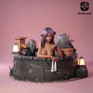 Puede incluir: Figura detallada de una mujer con cabello púrpura relajándose en una fuente termal de piedra. La escena incluye un cubo de madera, linternas y una pequeña cascada. El fondo es rosa suave.