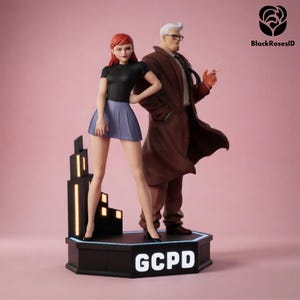 Puede incluir: Figura detallada con dos personajes, una mujer con top negro y falda plisada, y un hombre con abrigo marrón, de pie sobre una base con el texto "GCPD". La base tiene un diseño de paisaje urbano. El fondo es rosa liso.