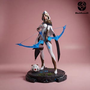 Puede incluir: Figura detallada de una arquera con un atuendo blanco y dorado, sosteniendo un arco y flecha azules. La figura se encuentra sobre una base oscura y texturizada con una pequeña criatura blanca a sus pies. El fondo es rosa liso.