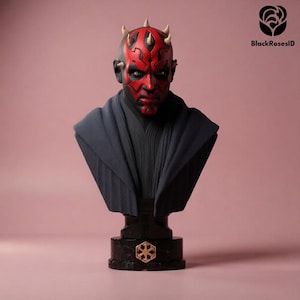 Puede incluir: Un busto detallado de un personaje con marcas faciales rojas y negras, ojos amarillos y pequeños cuernos en la cabeza. La figura viste una túnica gris oscuro texturizada y se apoya en una base negra con un emblema dorado. El texto dice BlackRosesID.