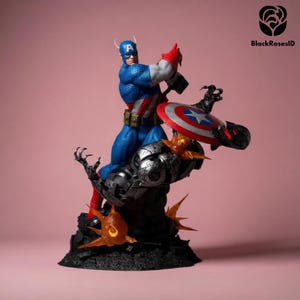 Puede incluir: Figura de acción detallada de Capitán América en una pose dinámica, vestido con un traje azul, blanco y rojo, sosteniendo su escudo. La figura está montada sobre una base detallada con elementos mecánicos y acentos de fuego. El fondo es rosa liso.