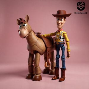 Pu&ograve; includere: Una dettagliata action figure di Woody, un personaggio cowboy, &egrave; in piedi accanto a un cavallo giocattolo marrone. Woody indossa una camicia gialla, jeans blu e un cappello e stivali da cowboy marroni. Il cavallo ha una sella ed &egrave; marrone.