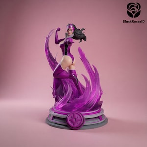 Puede incluir: Figura morada y negra de una superheroína en pose dinámica, sobre fondo rosa. La figura está sobre una base detallada con un emblema morado. La superheroína lleva un traje morado con detalles negros y una máscara.