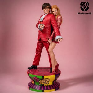 Pode incluir: Uma estátua vibrante de Austin Powers e uma mulher em trajes vermelhos. A base é multicolorida com as palavras "Austin Powers". A estátua está sobre um fundo rosa. A mulher usa um vestido e saltos vermelhos.