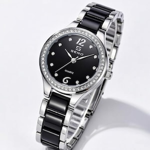 Könnte beinhalten: Eine silber-schwarze Armbanduhr mit schwarzem Zifferblatt. Das Zifferblatt hat silberne Zeiger und Stundenmarkierungen, mit einem Ring aus kleinen Kristallen am Rand. Das Armband ist eine Kombination aus silbernen und schwarzen Gliedern. Das Zifferblatt zeigt "SENO QUARTZ".