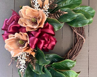 Corona de magnolias color borgoña café, decoración floral de vid otoñal para puerta, Día de Acción de Gracias