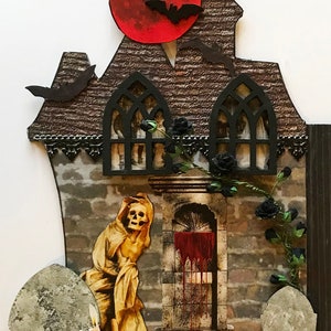K&ouml;nnte beinhalten: Eine gruselige Halloween-Szene mit einem Spukhaus, einer Skelettfigur und einem roten Mond. Das Haus hat schwarze Fenster und eine Backsteinfassade. Die Skelettfigur tr&auml;gt eine Robe und steht vor einer T&uuml;r mit einem roten Fleck. Auf beiden Seiten der Figur befinden sich zwei graue Grabsteine.