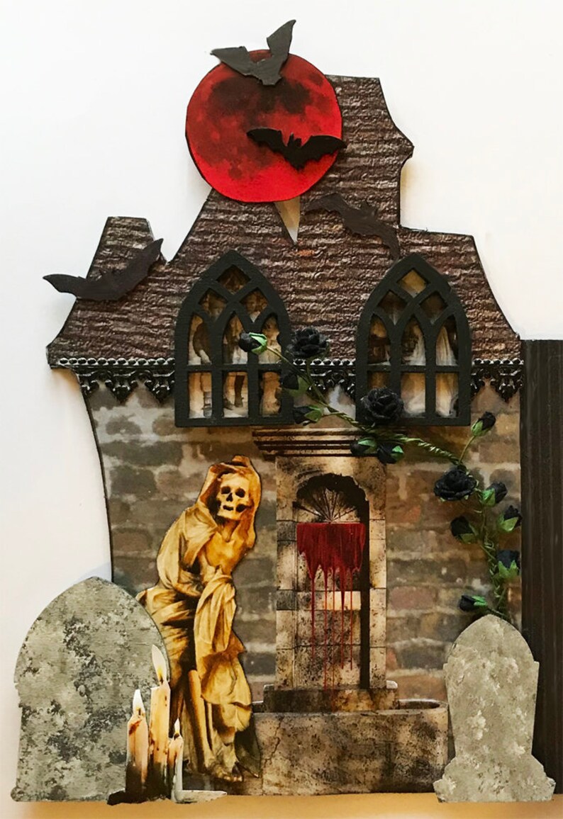 K&ouml;nnte beinhalten: Eine gruselige Halloween-Szene mit einem Spukhaus, einer Skelettfigur und einem roten Mond. Das Haus hat schwarze Fenster und eine Backsteinfassade. Die Skelettfigur tr&auml;gt eine Robe und steht vor einer T&uuml;r mit einem roten Fleck. Auf beiden Seiten der Figur befinden sich zwei graue Grabsteine.