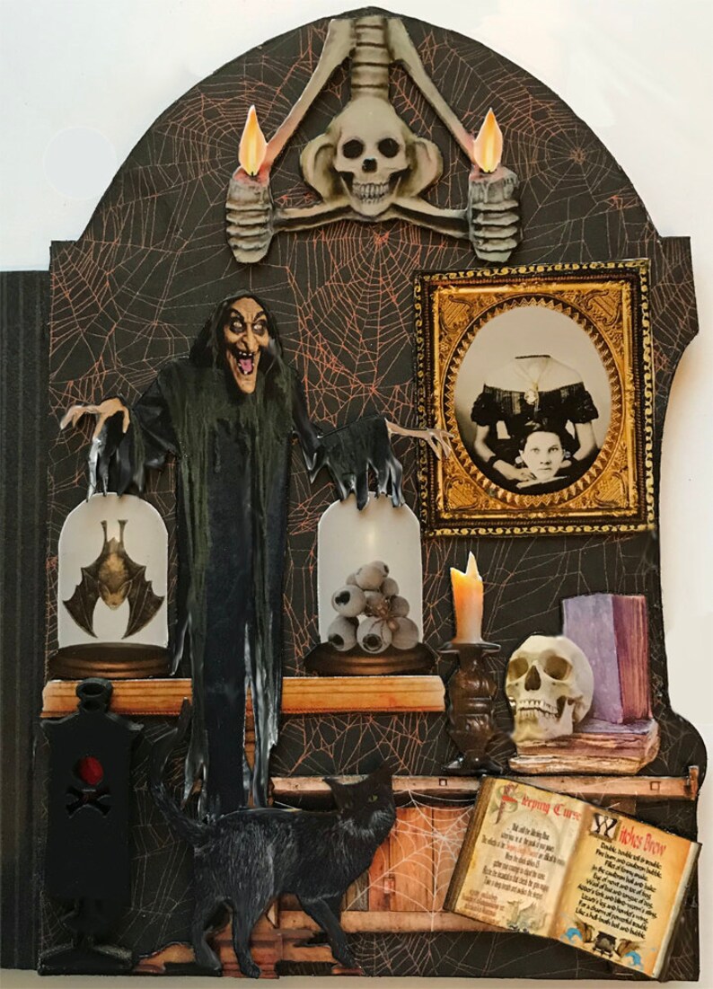 K&ouml;nnte beinhalten: Eine schwarze Katze sitzt vor einer gruseligen Halloween-Szene. Eine Hexe in einem langen schwarzen Gewand h&auml;lt zwei Glaskuppeln, eine mit einer Fledermaus und die andere mit Aug&auml;pfeln. Ein Sch&auml;del sitzt auf einem Regal mit einem Buch mit dem Titel "Sleeping Curses" und "Witch's Brew".