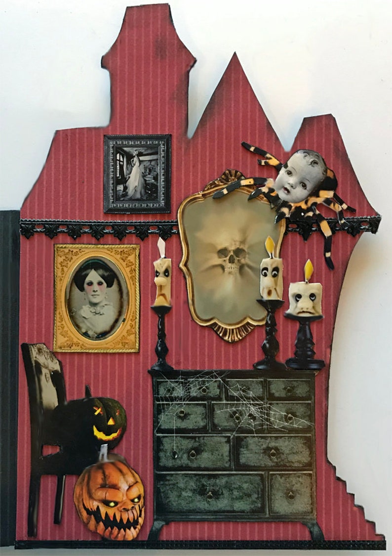 K&ouml;nnte beinhalten: Ein rotes und schwarzes Papierhaus mit einem gruseligen Innenraum. Das Haus hat einen schwarzen Stuhl, eine Kommode mit Spinnweben, einen Spiegel, der einen Sch&auml;del reflektiert, und einen gruseligen Puppenkopf mit einer Spinne. Es gibt auch zwei Jack-o'-Lanterns und drei Kerzen mit Gesichtern.