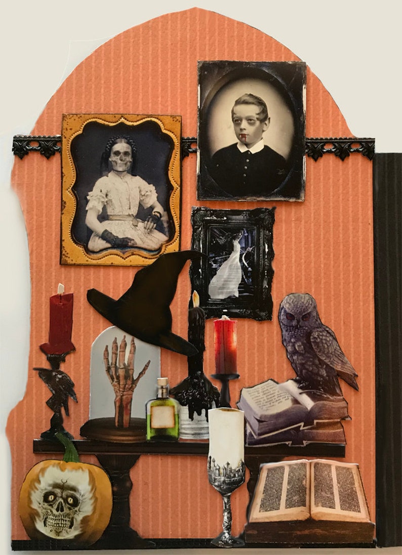 K&ouml;nnte beinhalten: Eine Halloween-Szene mit einem schwarzen Hexenhut, einer skelettartigen Hand in einer Glaskuppel, einem geschnitzten K&uuml;rbis mit einem Sch&auml;delgesicht und Kerzenst&auml;ndern mit roten und schwarzen Kerzen. Au&szlig;erdem gibt es zwei antike gerahmte Portr&auml;ts, ein Buch und eine Eulenfigur.