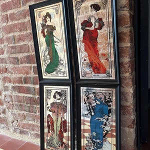 Peut inclure: Un ensemble de quatre miroirs muraux rectangulaires dans des cadres noirs, chacun présentant une illustration décorative d'une figure représentant une saison. Les impressions incluent des motifs floraux et botaniques avec des étiquettes textuelles.