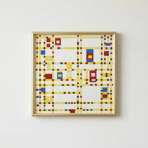 以下が含まれることがあります： 黄色い線と赤、青、黄色のカラフルな正方形のグリッドが特徴の、額装された抽象芸術プリント。 アートワークは金色のフレームに入っており、モダンで幾何学的なデザインになっています。