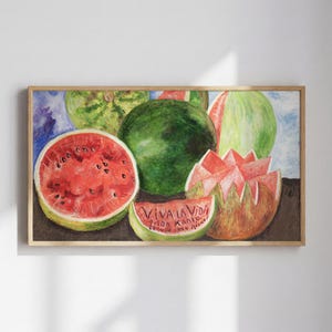 以下が含まれることがあります： スイカを描いた額入りの水彩画。 スライスされたスイカは赤い果肉と黒い種を明らかにします。 この絵には、丸ごとの緑色のスイカと、「Viva La Vida」というテキストとアーティスト名が書かれたスイカのスライスが含まれています。