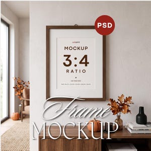 Pode incluir: Uma moldura de madeira escura pendurada na parede, com um passe-partout branco e uma impressão central com o texto MOCKUP 3:4 RATIO e uma lista de tamanhos em polegadas: 6x8, 9x12, 12x16, 15x20, 18x24 e 24x32. Um emblema circular vermelho PSD está no topo.
