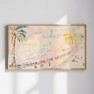 Pode incluir: Pintura em aquarela de uma cena de praia com palmeiras, pessoas e barcos. A obra de arte apresenta cores pastel suaves, incluindo rosa, azul e amarelo. A pintura é emoldurada em uma moldura de madeira clara.
