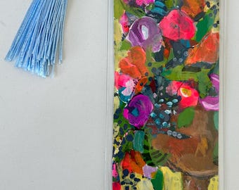 Marcapáginas de collage pintado a mano con borla azul.