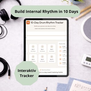 Op de afbeelding: Een digitale 10-daagse Drum Rhythm Tracker op een tablet, met de tekst "Build Internal Rhythm in 10 Days". De afbeelding bevat een koptelefoon, drumstokken en een oefenpad. De tracker is gelabeld "Interaktiv Tracker".