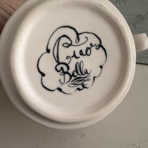 Taza de café/té ANTHROPOLOGIE Ciao Bella Cat con interior de lunares azules, de cerámica. imagen 6