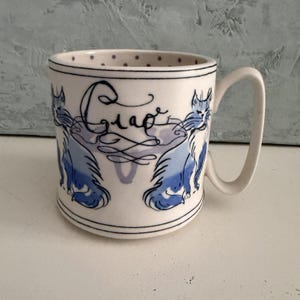 Taza de café/té ANTHROPOLOGIE Ciao Bella Cat con interior de lunares azules, de cerámica. imagen 1