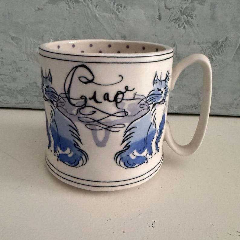 Taza de café/té ANTHROPOLOGIE Ciao Bella Cat con interior de lunares azules, de cerámica. imagen 1