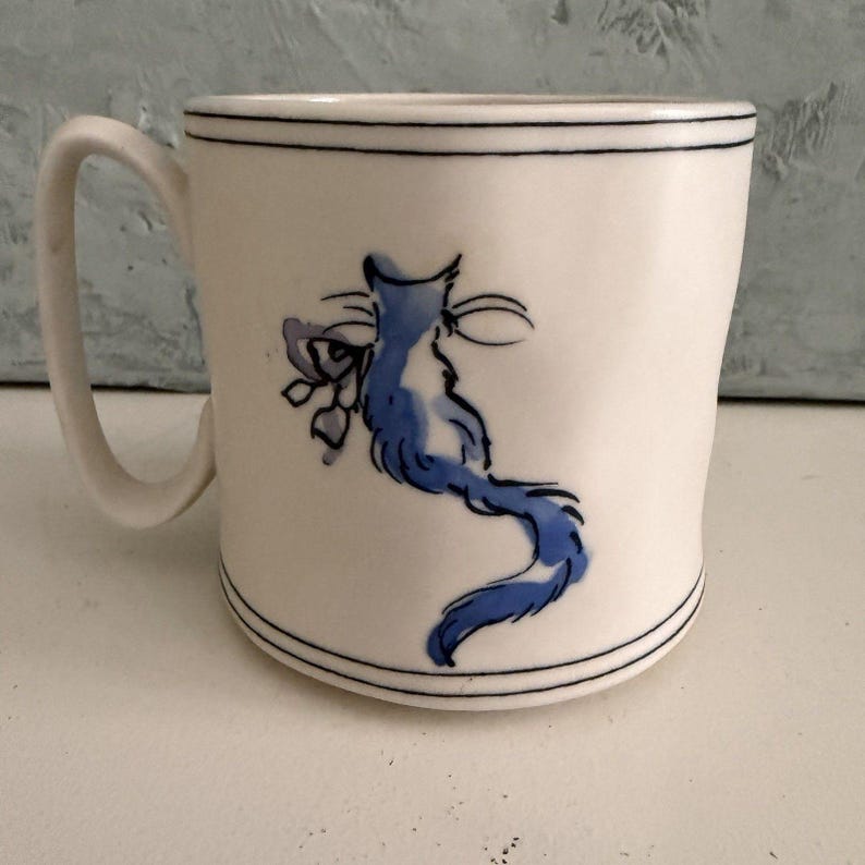 Taza de café/té ANTHROPOLOGIE Ciao Bella Cat con interior de lunares azules, de cerámica. imagen 4