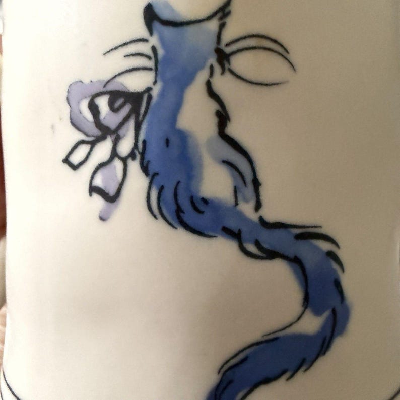 Taza de café/té ANTHROPOLOGIE Ciao Bella Cat con interior de lunares azules, de cerámica. imagen 8