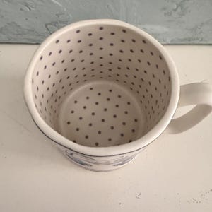 Taza de café/té ANTHROPOLOGIE Ciao Bella Cat con interior de lunares azules, de cerámica. imagen 2