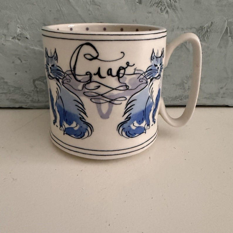 Taza de café/té ANTHROPOLOGIE Ciao Bella Cat con interior de lunares azules, de cerámica. imagen 3