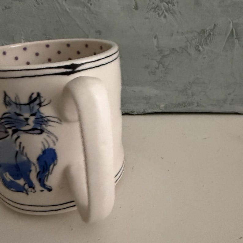 Taza de café/té ANTHROPOLOGIE Ciao Bella Cat con interior de lunares azules, de cerámica. imagen 5