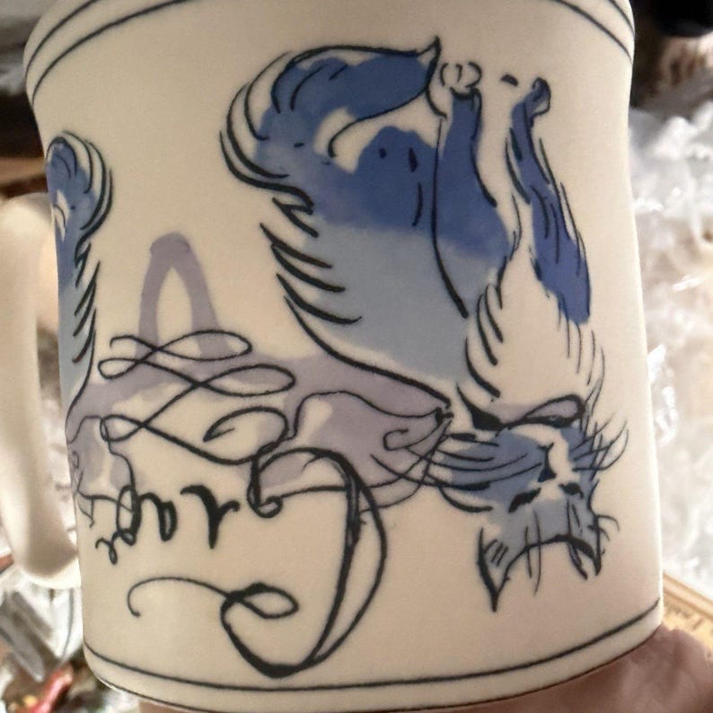 Taza de café/té ANTHROPOLOGIE Ciao Bella Cat con interior de lunares azules, de cerámica. imagen 7
