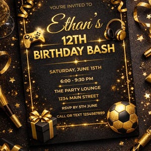 Puede incluir: Invitación de cumpleaños negra y dorada con el texto "Ethan's 12th Birthday Bash". Incluye un mando de juego dorado, auriculares y un balón de fútbol. La invitación incluye la fecha, hora y lugar.