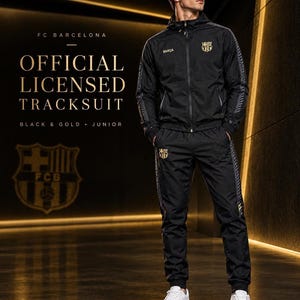 Tuta ufficiale FC Barcelona, ​​colore nero e oro, composta da giacca e pantaloni.